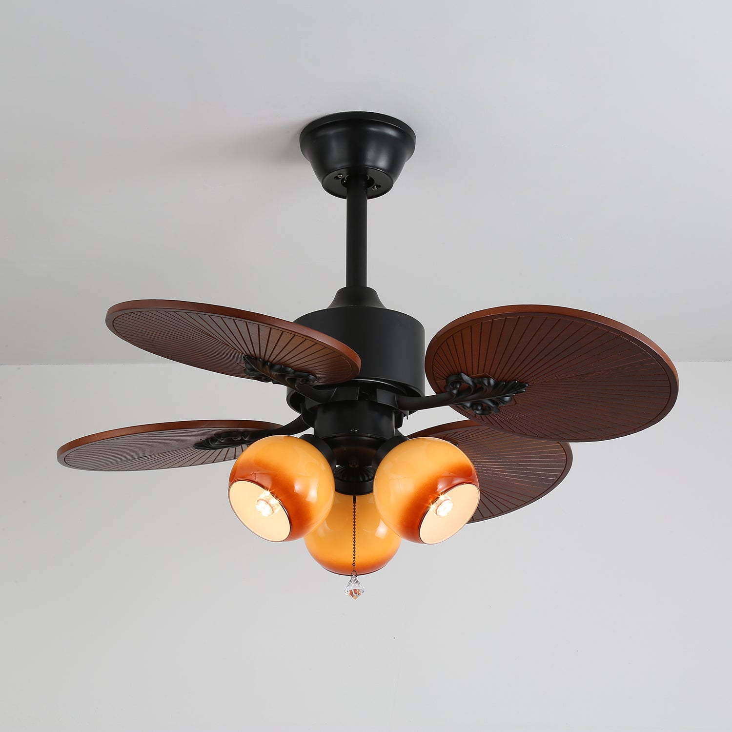 Solara Ventilatorleuchte (Modell C, 107cm) in Schwarz.