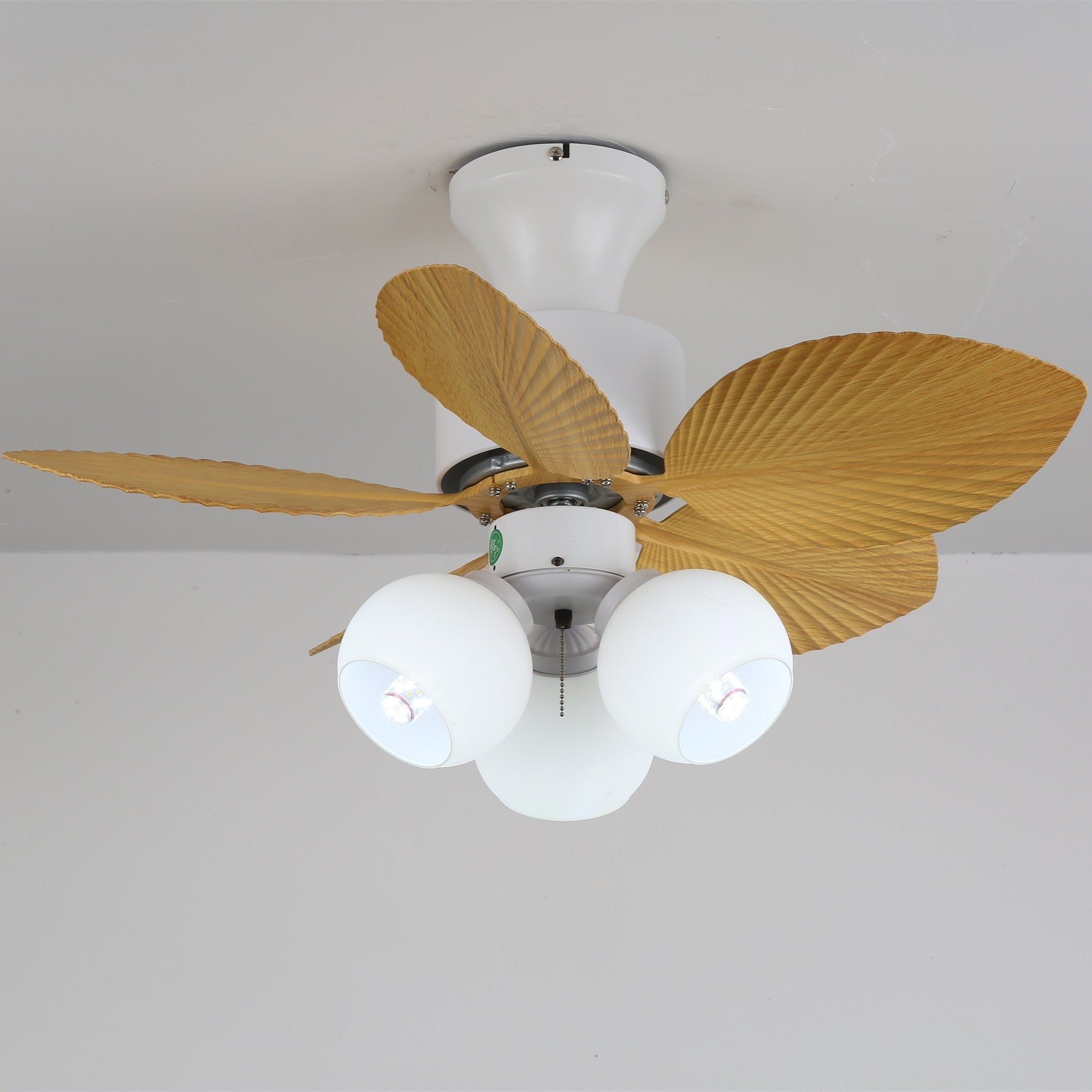 Marvella Vintage Deckenventilatorleuchte aus Holz in einem hellen, luftigen Raum