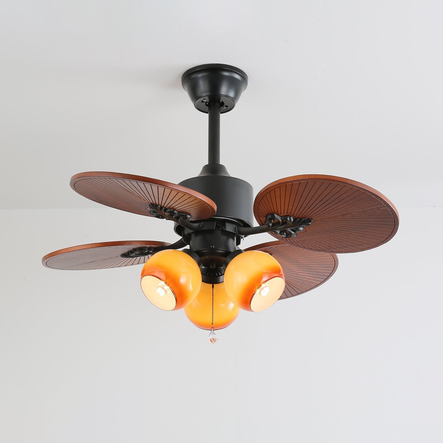 Solara Ventilatorleuchte (Modell F, 132cm) mit weißem Lampenschirm.