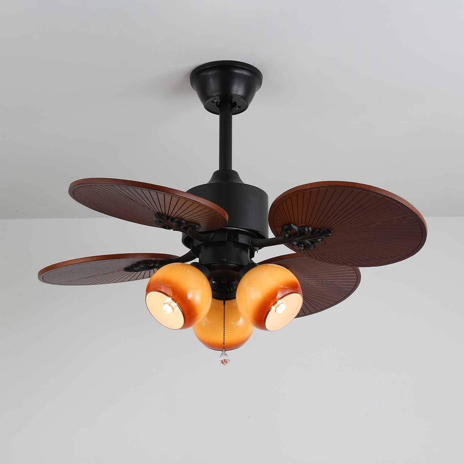 Solara Ventilatorleuchte zeigt ihre festverdrahtete Installation.