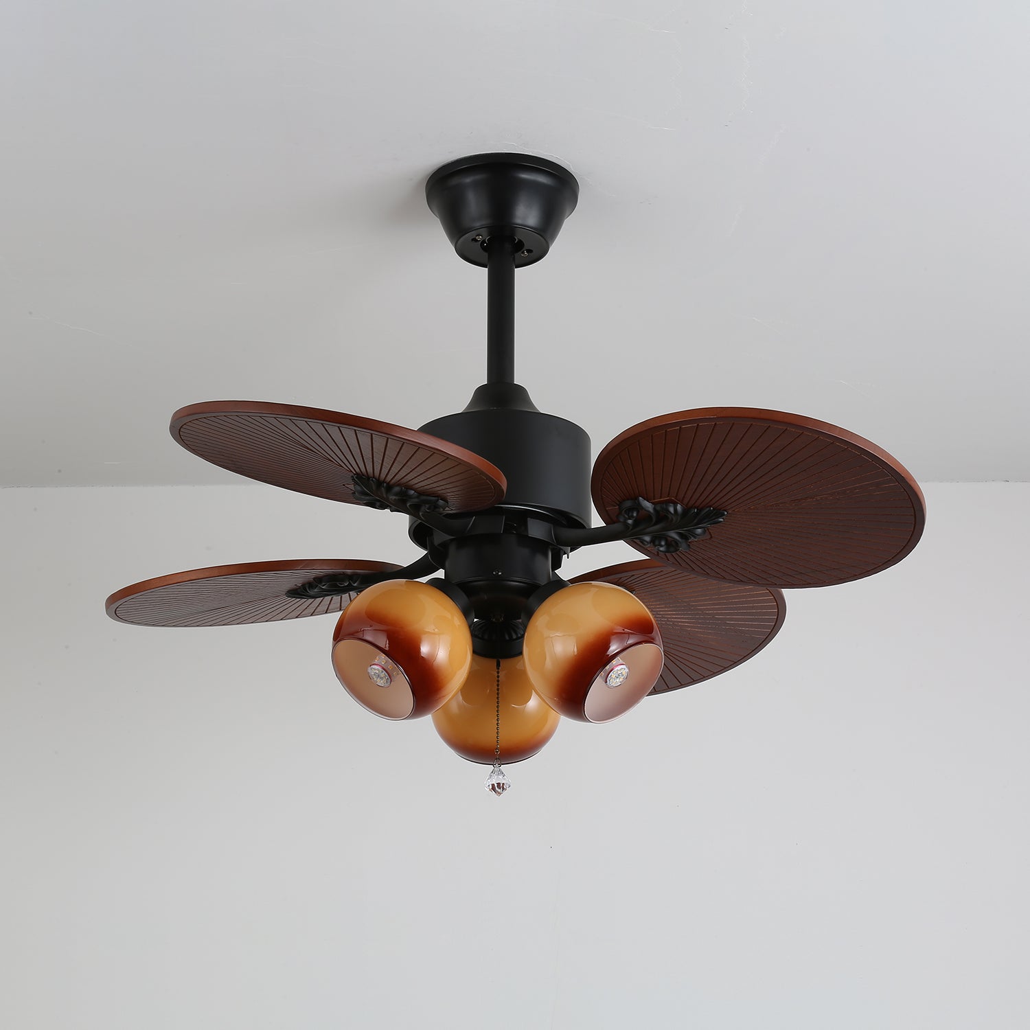 Solara Ventilatorleuchte in einem Essbereich, spendet Licht und Luft.