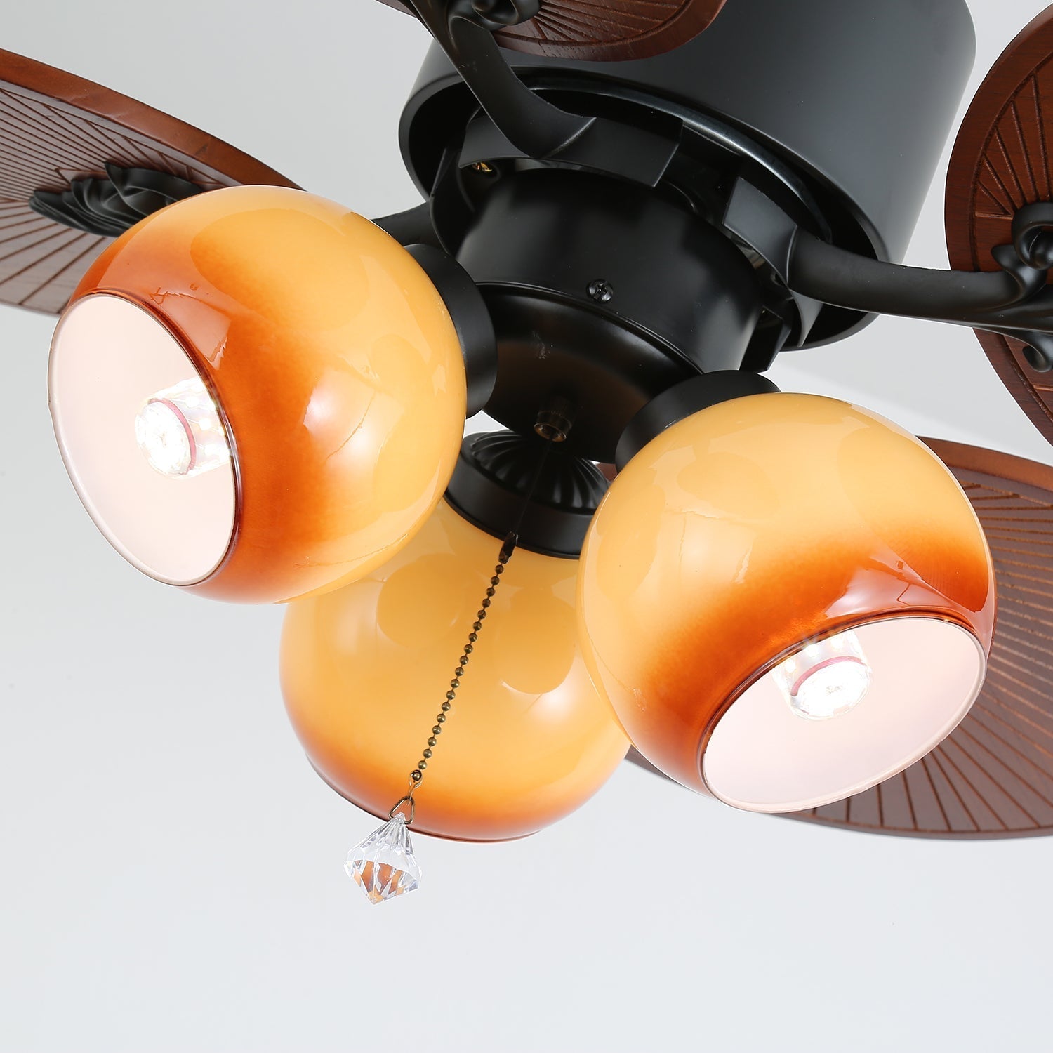 Solara Ventilatorleuchte mit ausgeschaltetem Licht, Fokus auf die Ventilatorfunktion.
