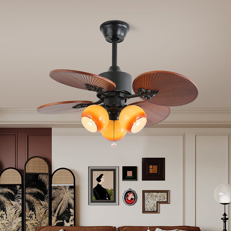 Solara Tropische Deckenventilatorleuchte in einem modernen Wohnzimmerambiente.