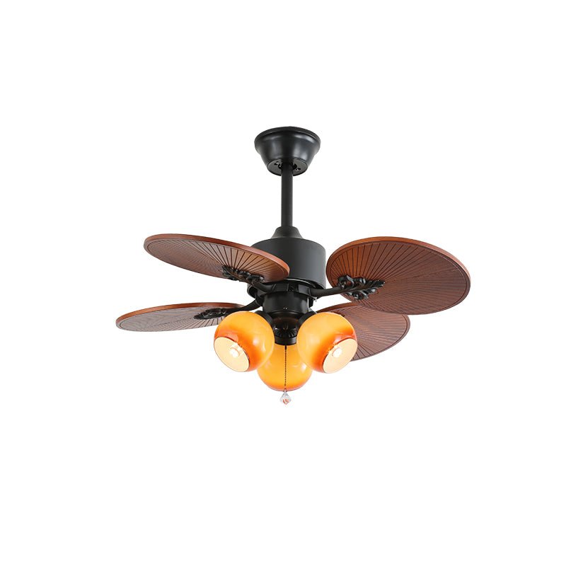 Solara Ventilatorleuchte in einem Schlafzimmer installiert, schafft ein tropisches Ambiente.