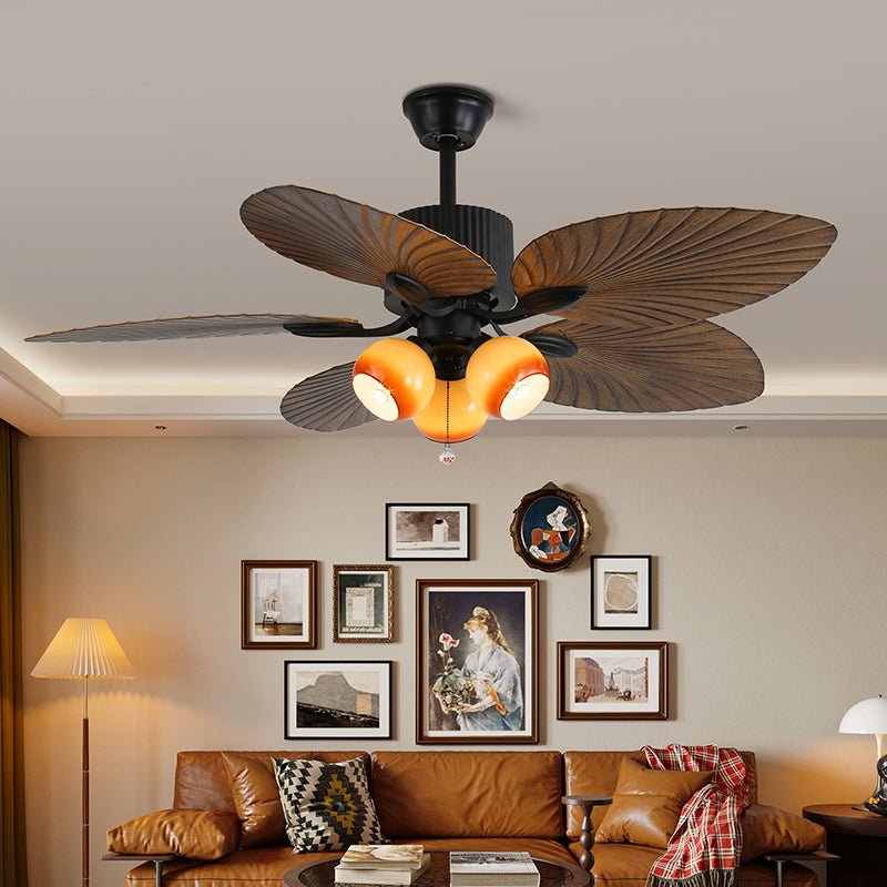 Solara Ventilatorleuchte mit sich bewegenden Flügeln, die Luftzirkulation zeigend.