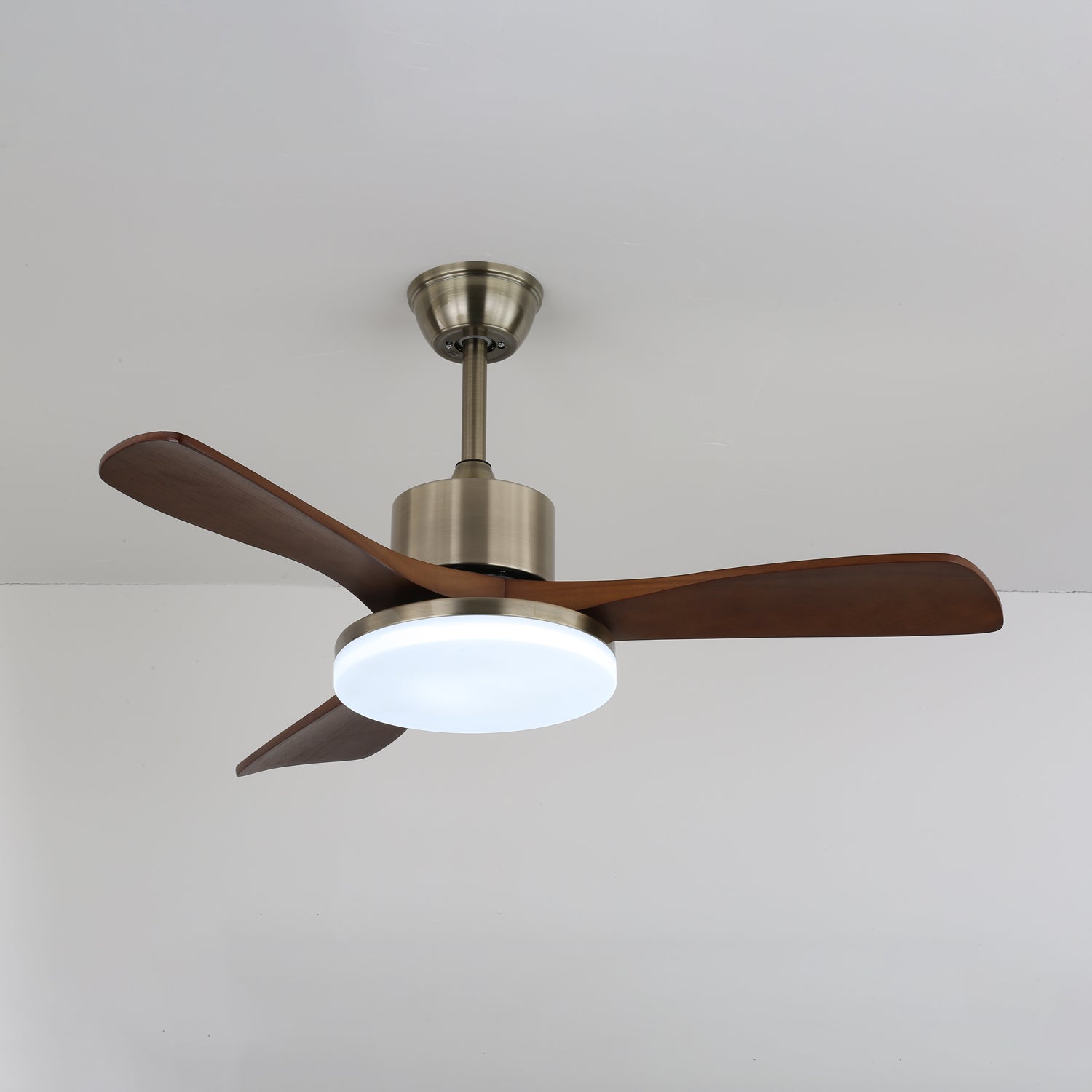 Selora Deckenventilatorleuchte an einer Decke installiert, die ihre Größe demonstriert