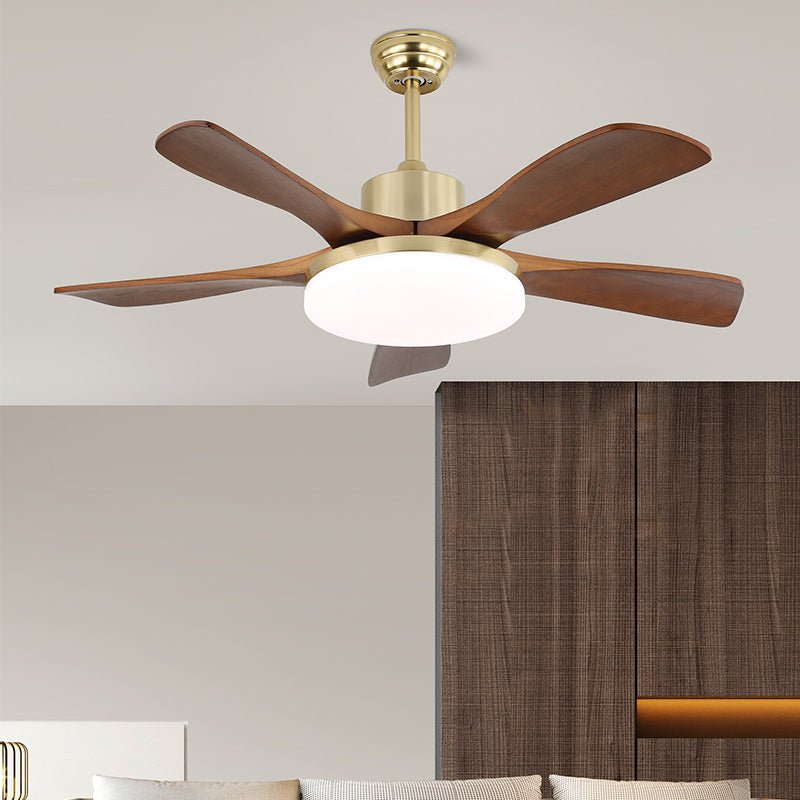 Elara Deckenventilator mit Licht, Holzflügeln und Messingakzenten