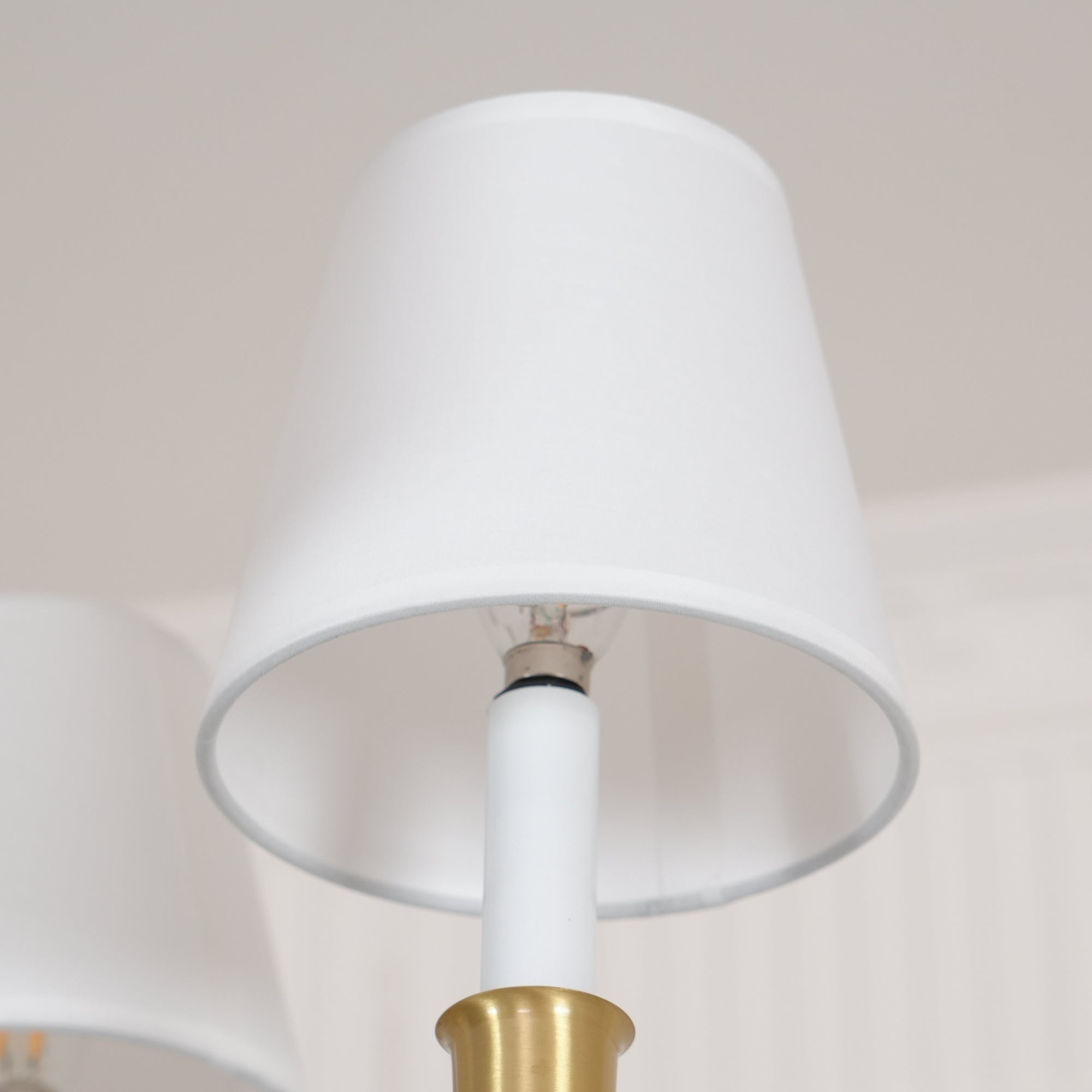 Nyshair Industrieller Vintage Kronleuchter aus Messing mit Stoffbezug-Letslighting