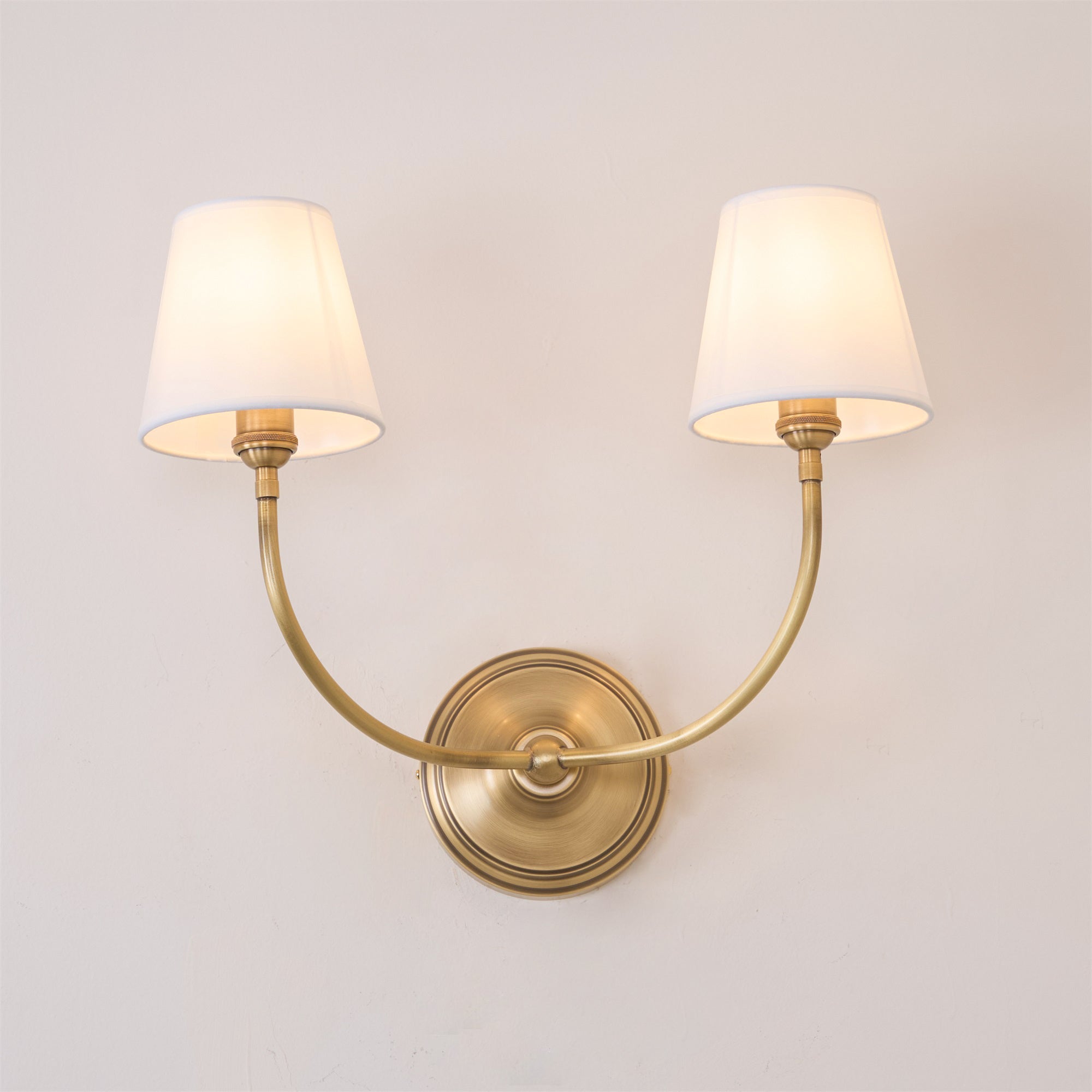 Victor Wandleuchte in Schwarzbronze mit Stoffschirm