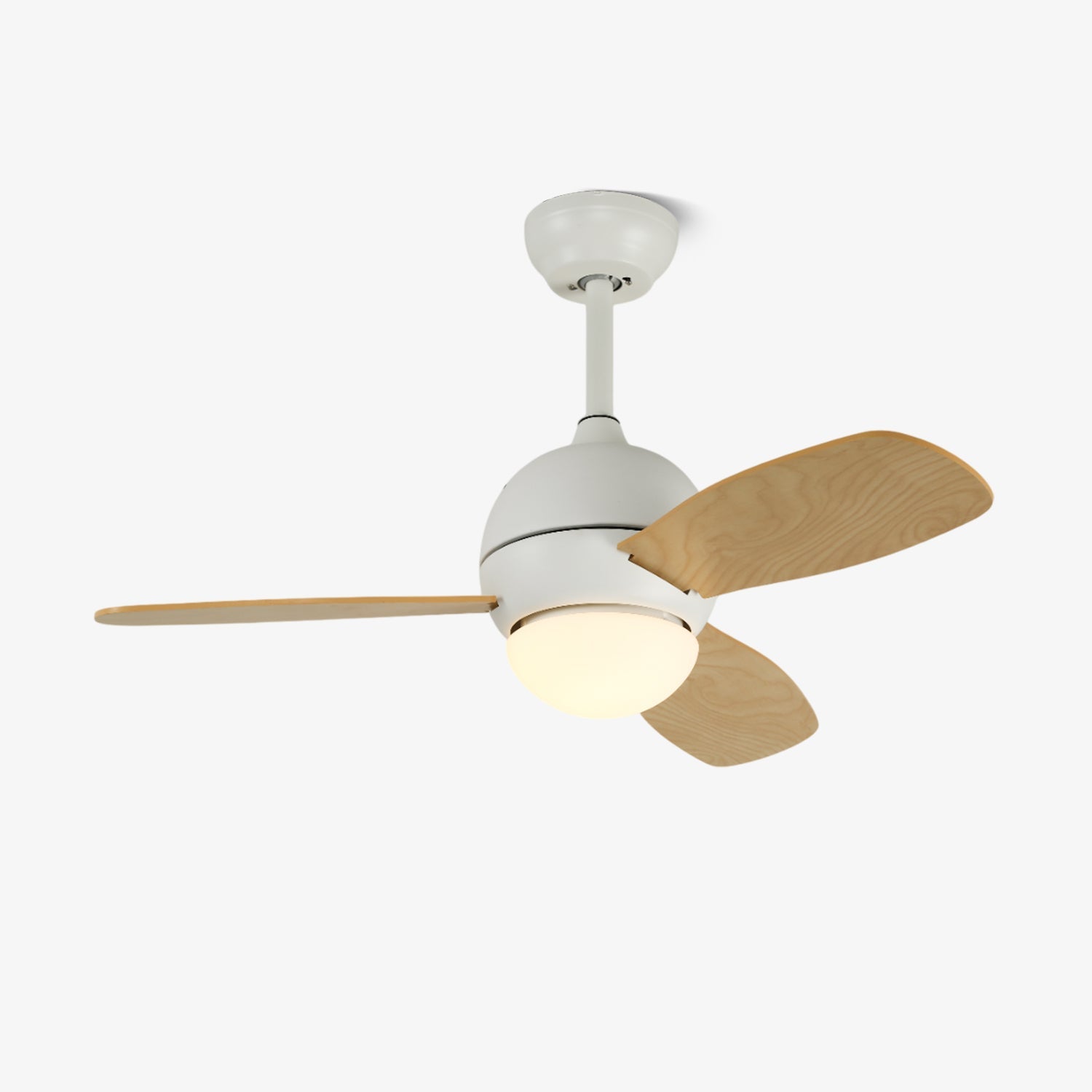 Vevo minimalistische Deckenventilatorleuchte aus weißem Holz, Vorderansicht, in einem modernen Raum.