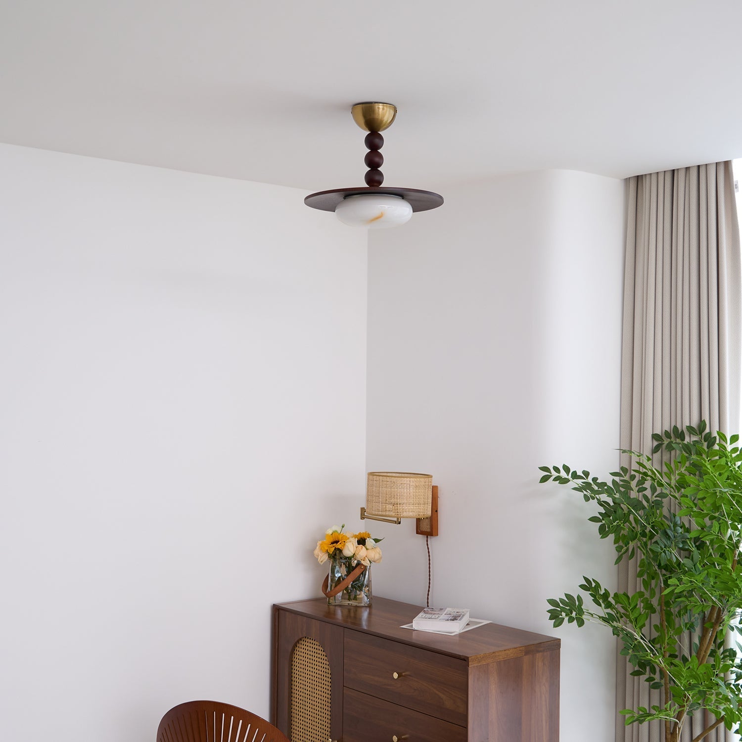 Yeste Deckenleuchte in Nussbaumfarbe & weißem Alabaster-Imitat