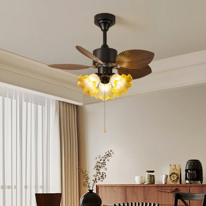 Draufsicht auf die Deckenventilatorleuchte, die ihr kreisförmiges Design hervorhebt