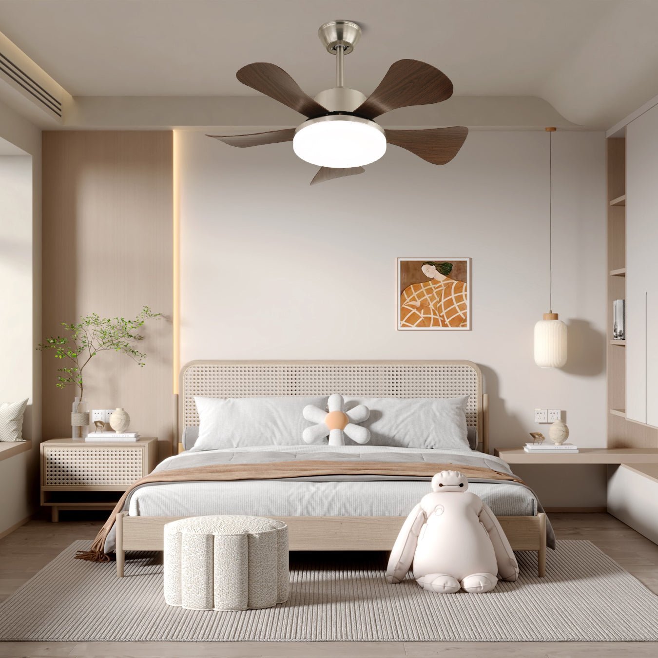 Detail der Walnussholzflügel am Deckenventilator mit Licht