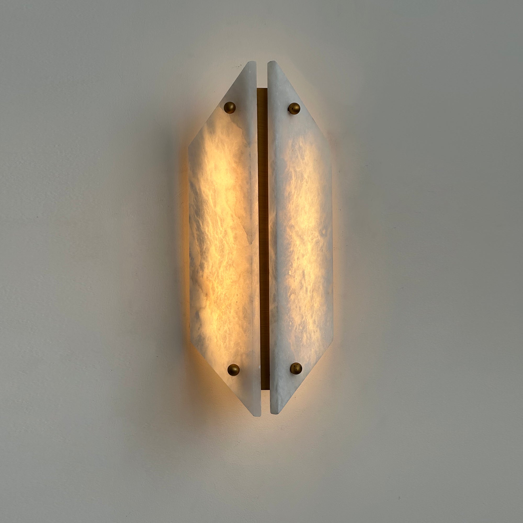Elaeira Stein Alabaster Wandleuchte-Letslighting