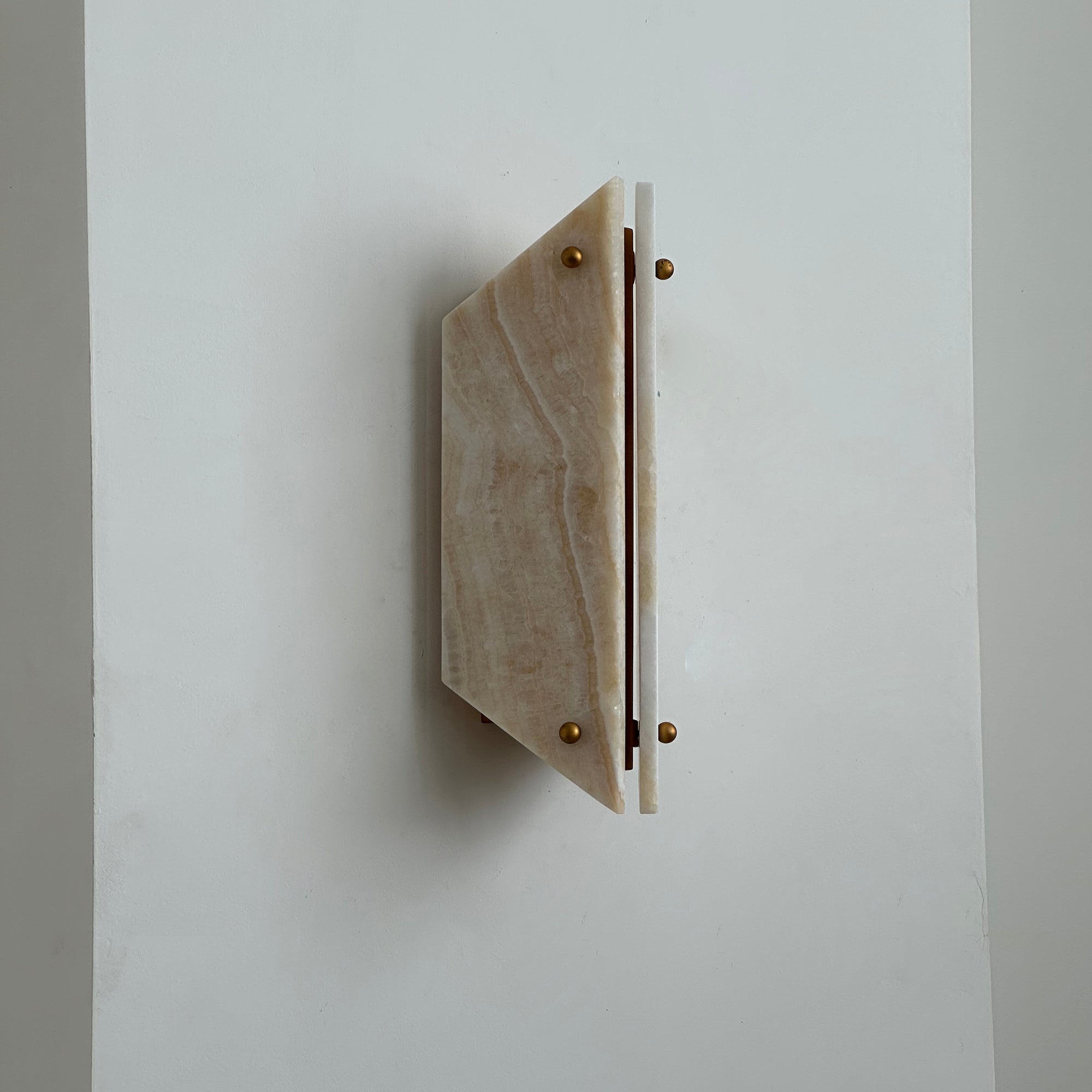 Elaeira Stein Alabaster Wandleuchte-Letslighting