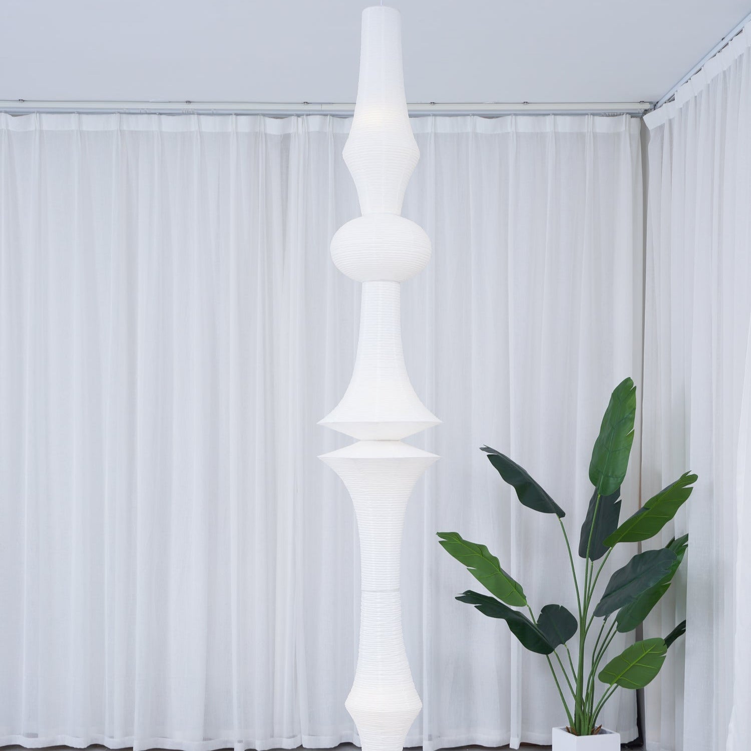 Faye Vertikale Pendelleuchte mit skulpturalem Design aus Papier