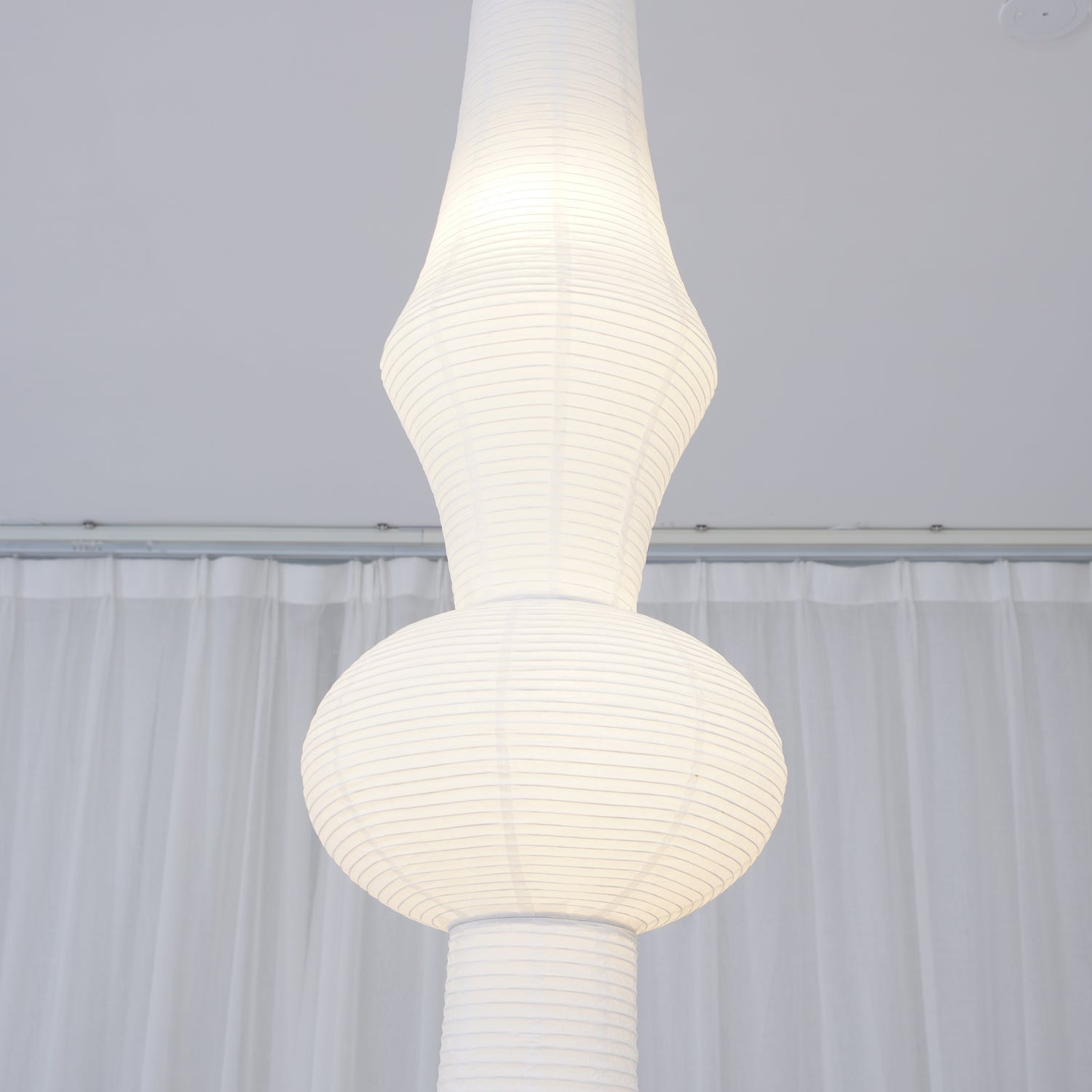 Faye Vertikale Pendelleuchte mit skulpturalem Design aus Papier