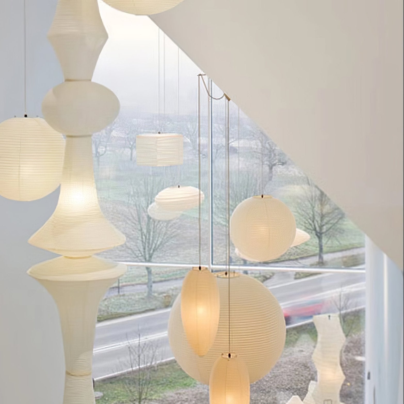 Faye Vertikale Pendelleuchte mit skulpturalem Design aus Papier