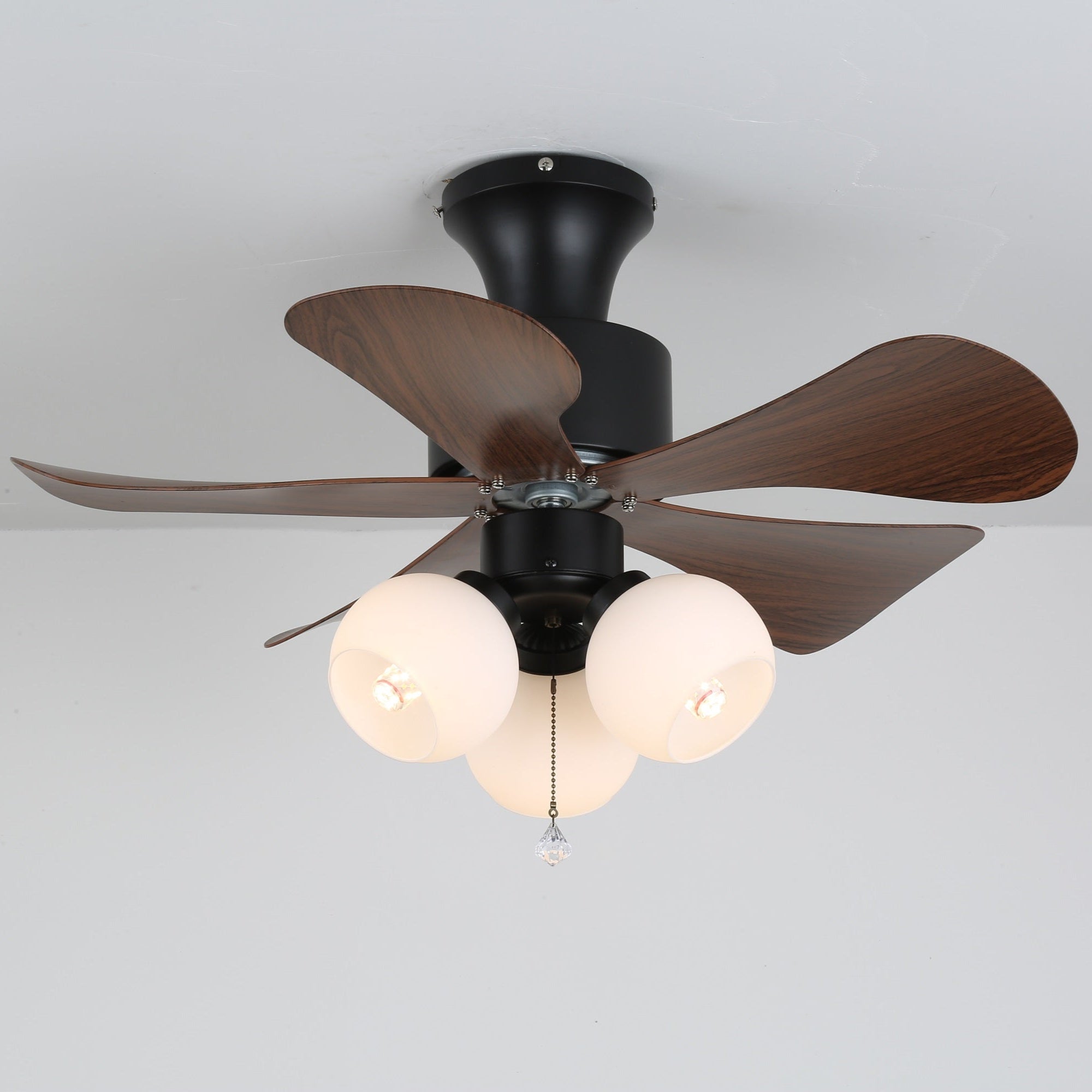 Lunara Vintage Deckenventilatorlampe aus Holz, installiert in einem Wohnzimmer