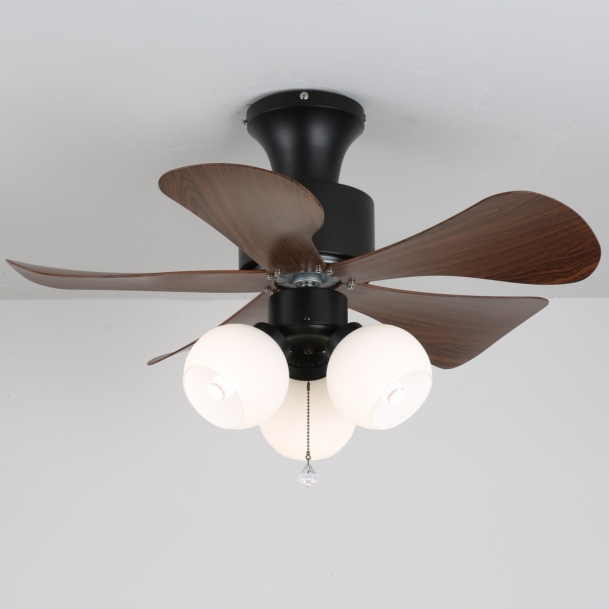 Seitenansicht der Lunara Vintage Deckenventilatorlampe, die ihr Design zeigt