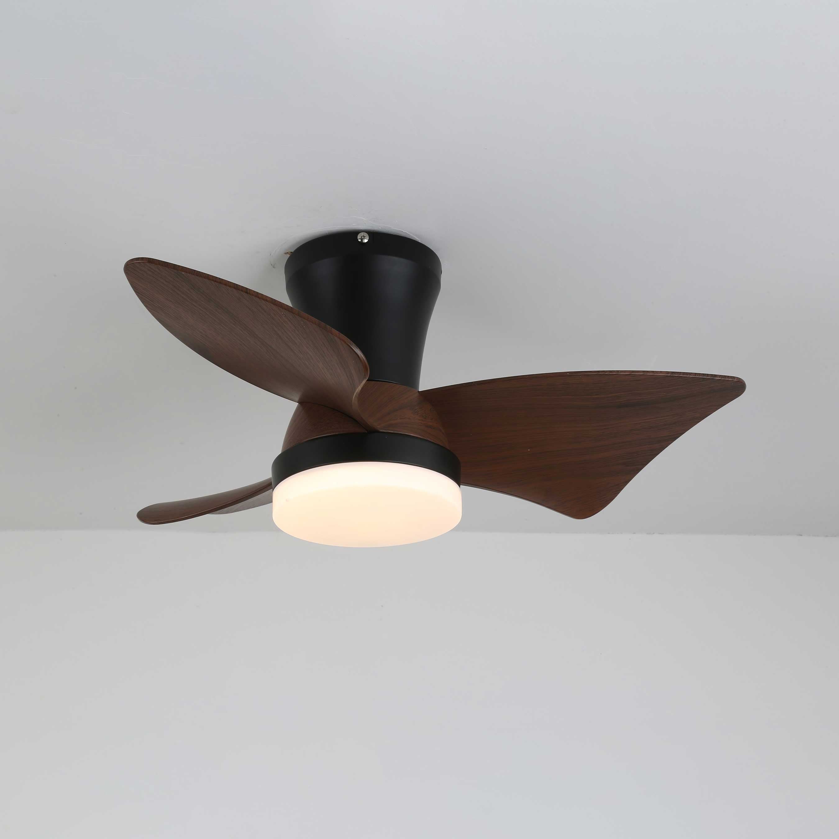 Caspian Ventilator mit Licht in einer anderen Ausführung, z.B. Schwarz oder Gold.