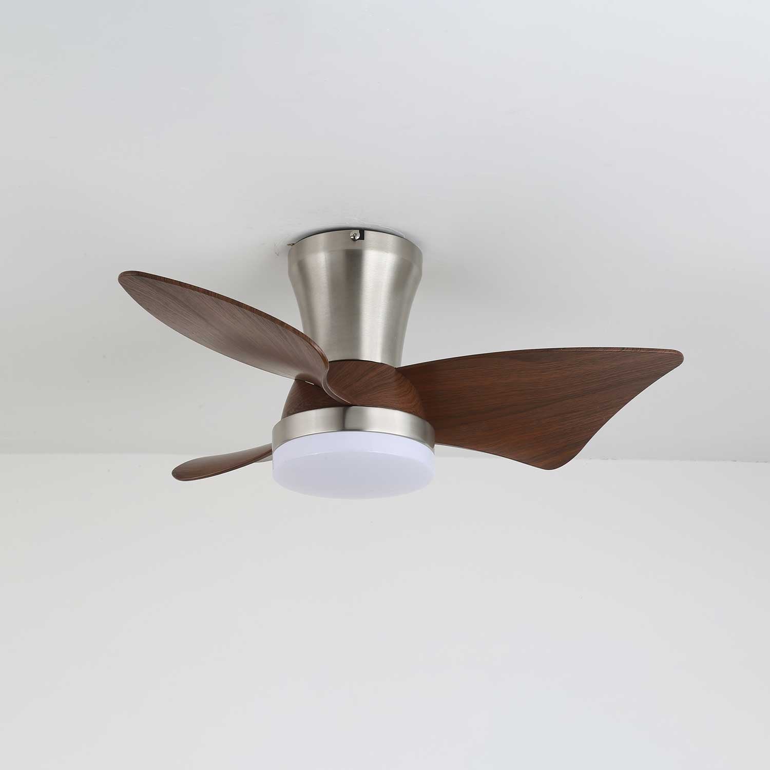 Caspian Moderner Deckenventilator mit Holz und Licht