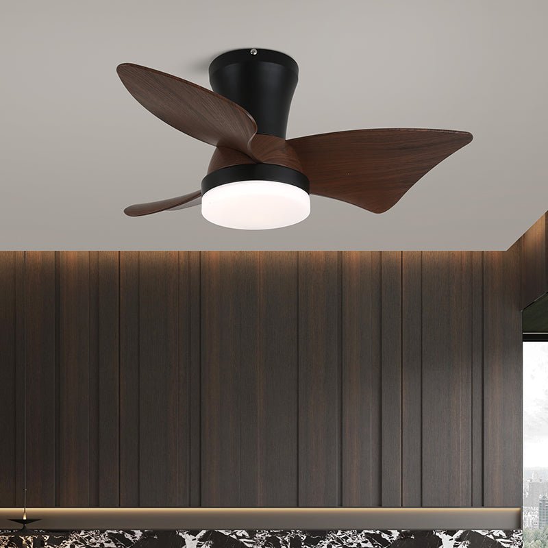 Luvora minimalistischer Holz-Deckenventilator mit Licht, schräge Ansicht mit Flügeln