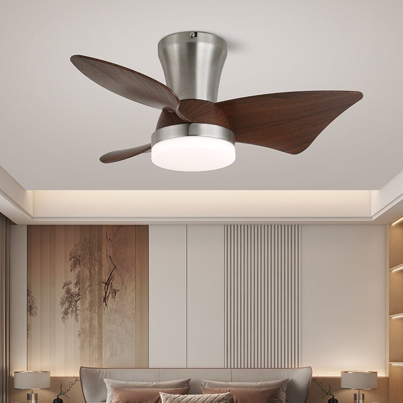 Luvora Deckenventilator mit Licht, zeigt Handfernbedienung