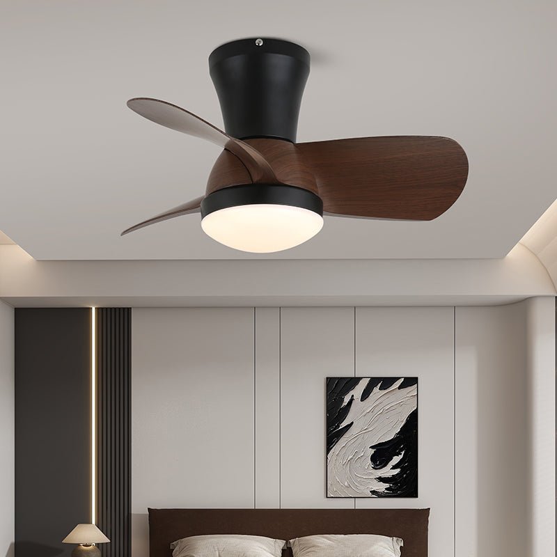 Nahaufnahme der Walnussholz-Flügel des Luvora Deckenventilators mit Licht