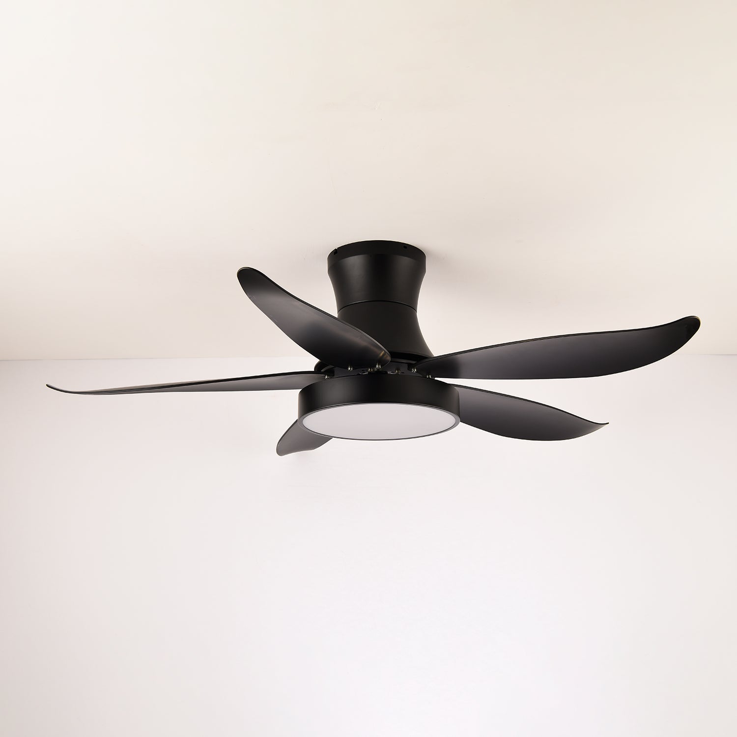 Jada Deckenventilatorleuchte, Schwarz, in einem modernen Wohnzimmer installiert