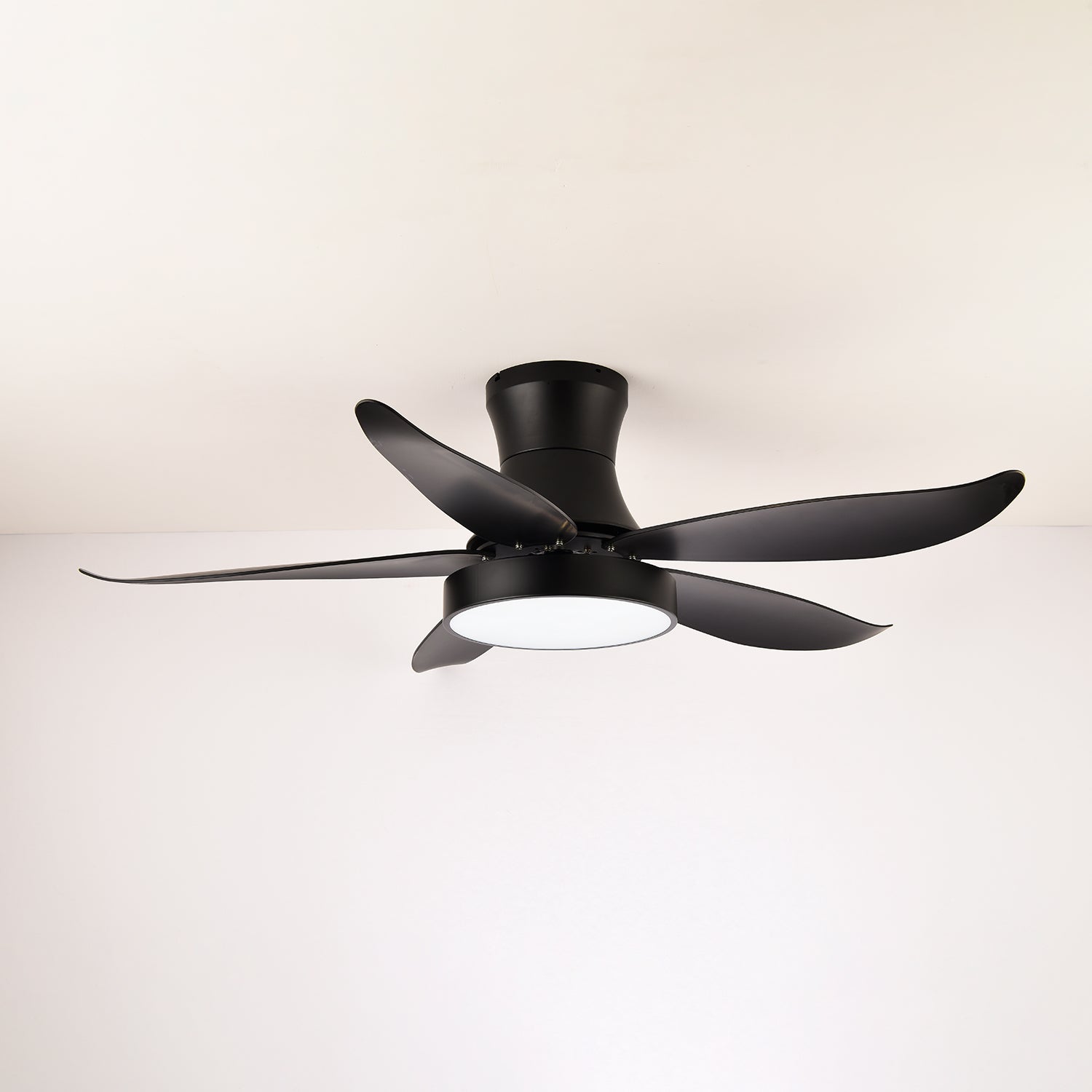 Seitenansicht der Jada Modernen Deckenventilatorleuchte, Schwarz