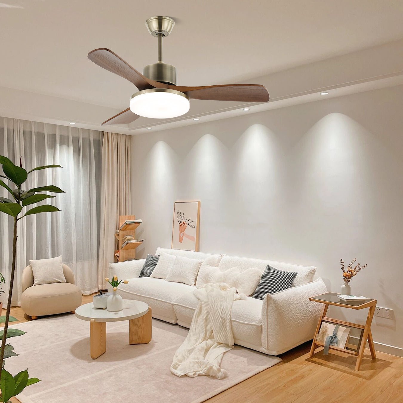 Deckenventilator mit Beleuchtung in einem modernen Wohnzimmer.