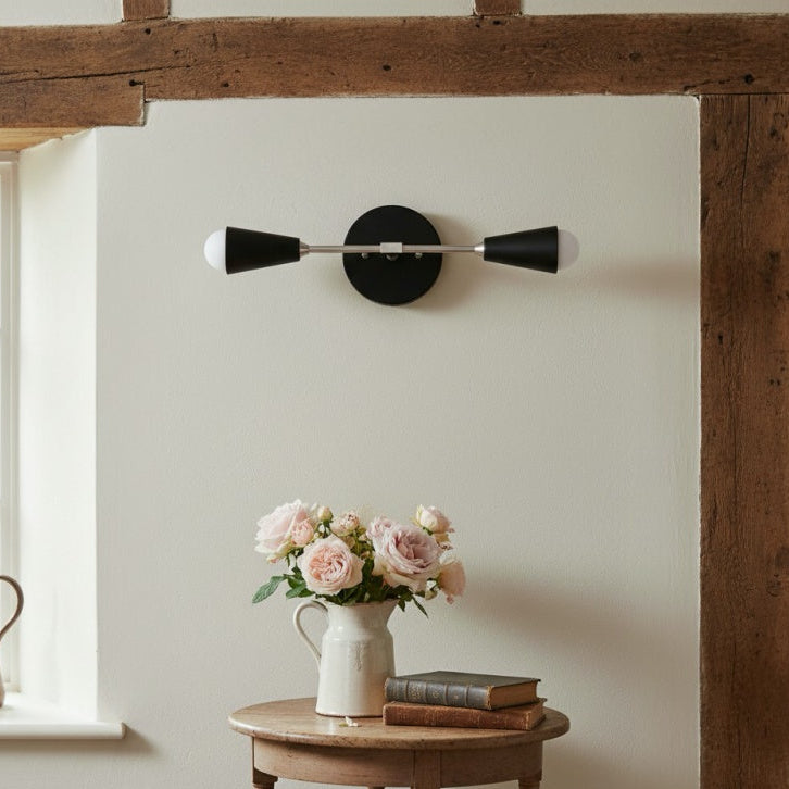 Minimalistische Wandleuchte mit Glasschirmen
