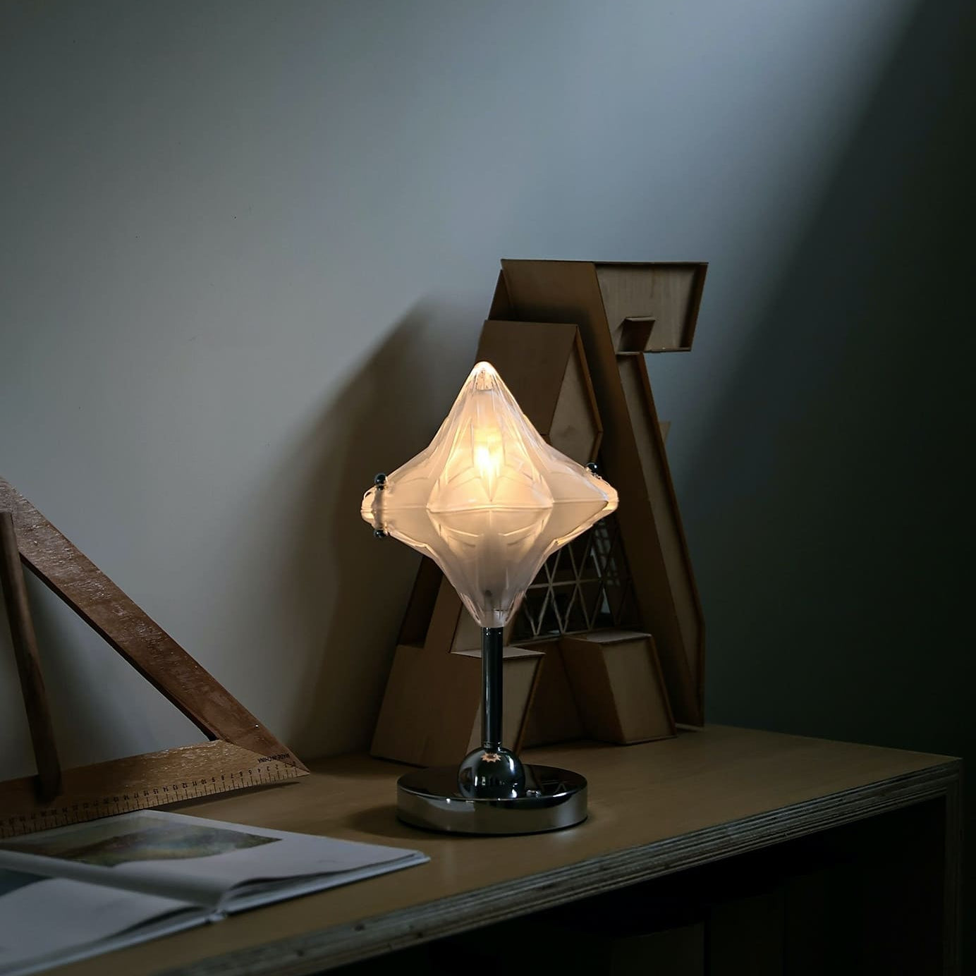Astris Lyra Tischlampe mit gefrostetem Glas