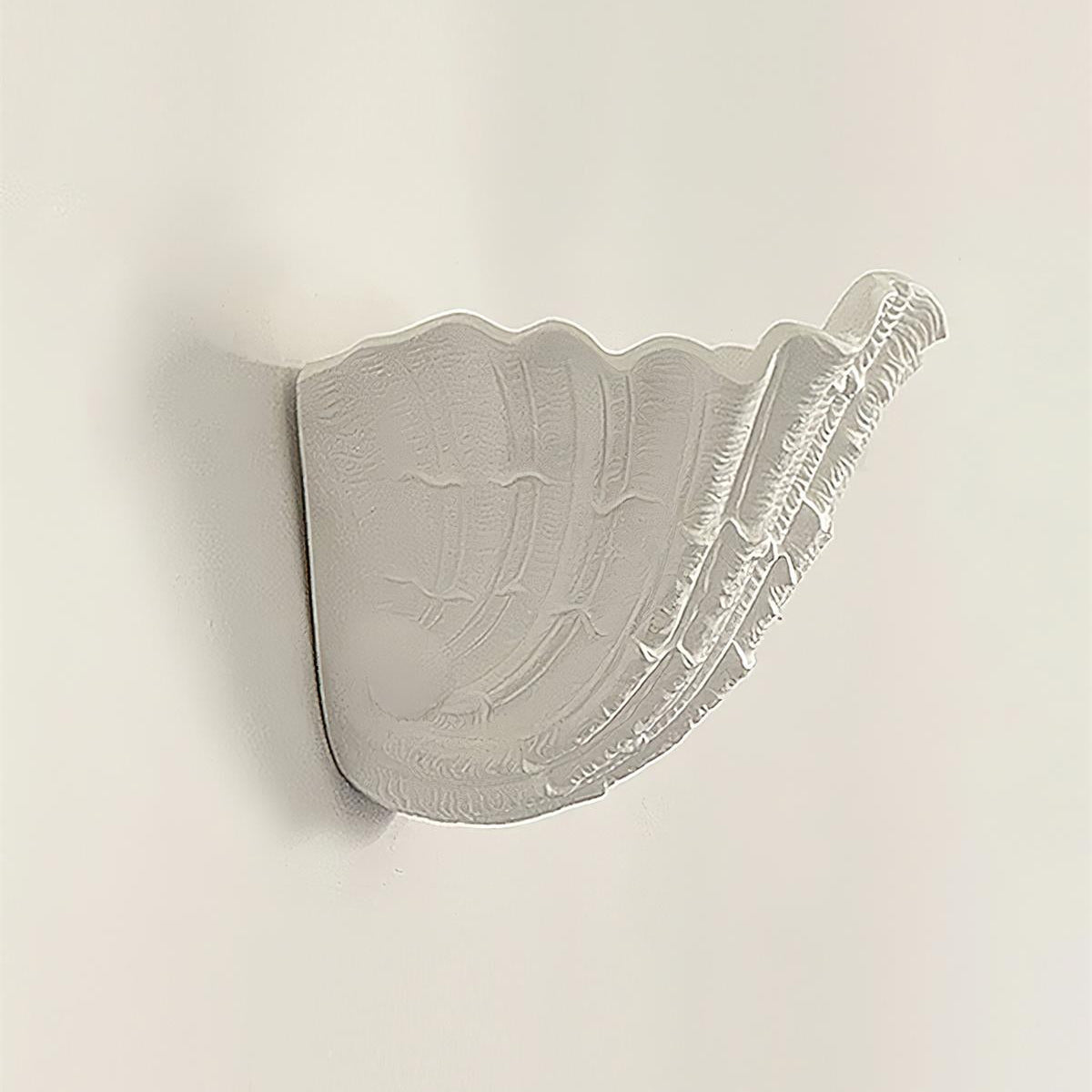 Maris Muschel-Wandleuchte aus Gips, leuchtend im Badezimmer