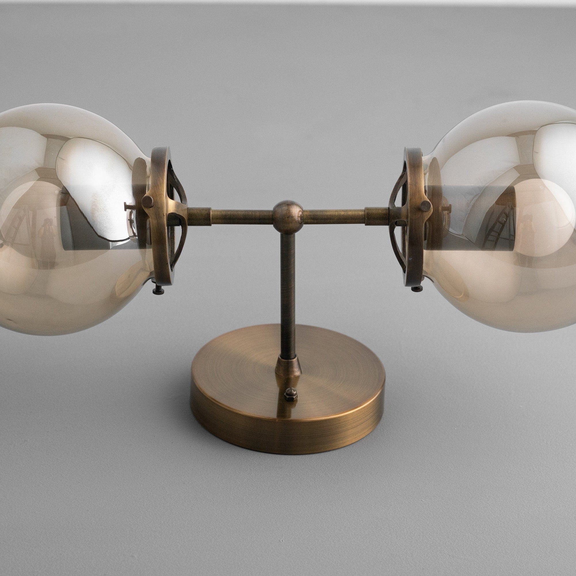 Wandleuchte mit versiegeltem Messing-Finish