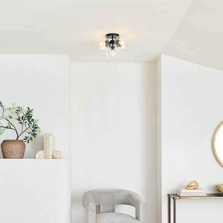 Die minimalistische Deckenleuchte in einem modernen Wohnraum, der warmes Licht spendet.