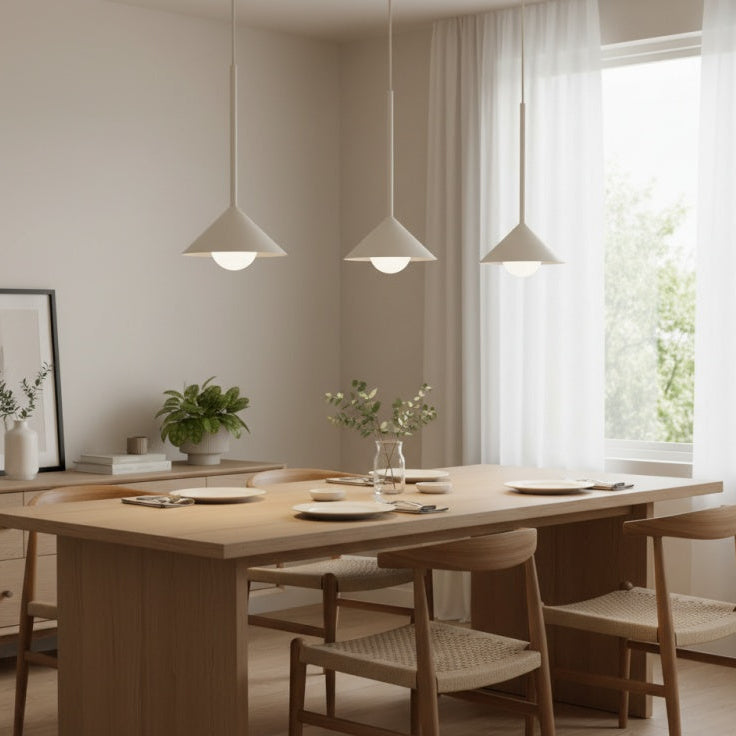 Minimalistische Pendelleuchte mit konischem Schirm über einer Kücheninsel