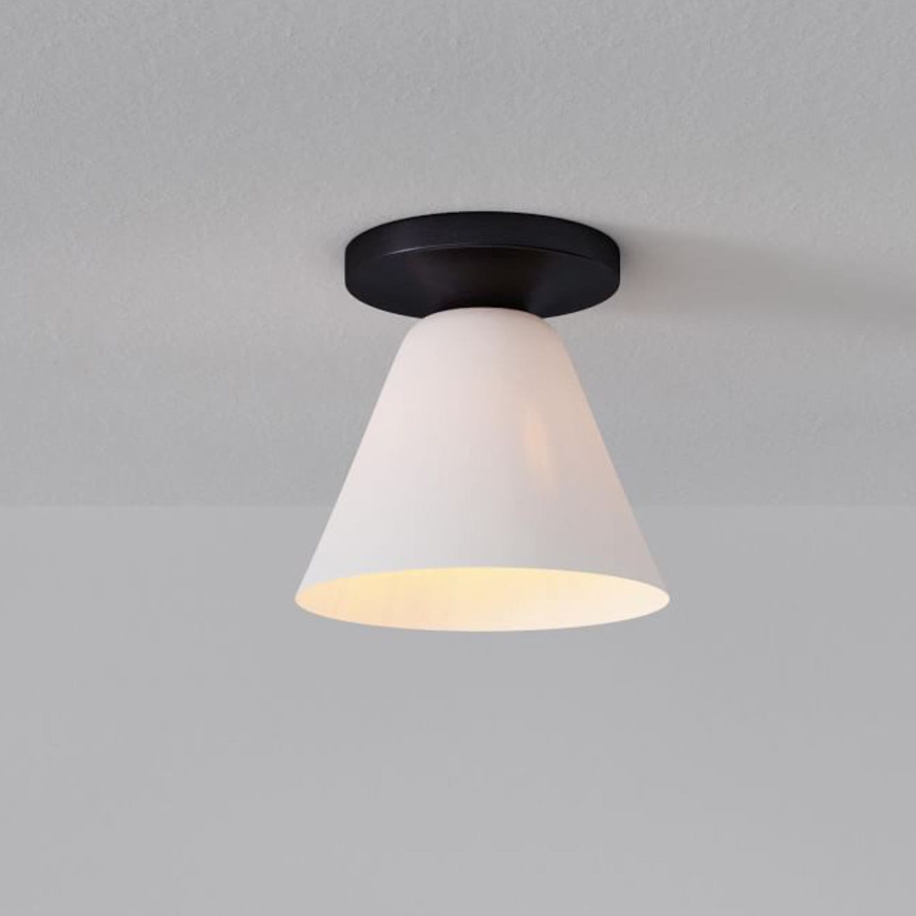 Skulpturale Glas-Deckenleuchte für moderne Räume
