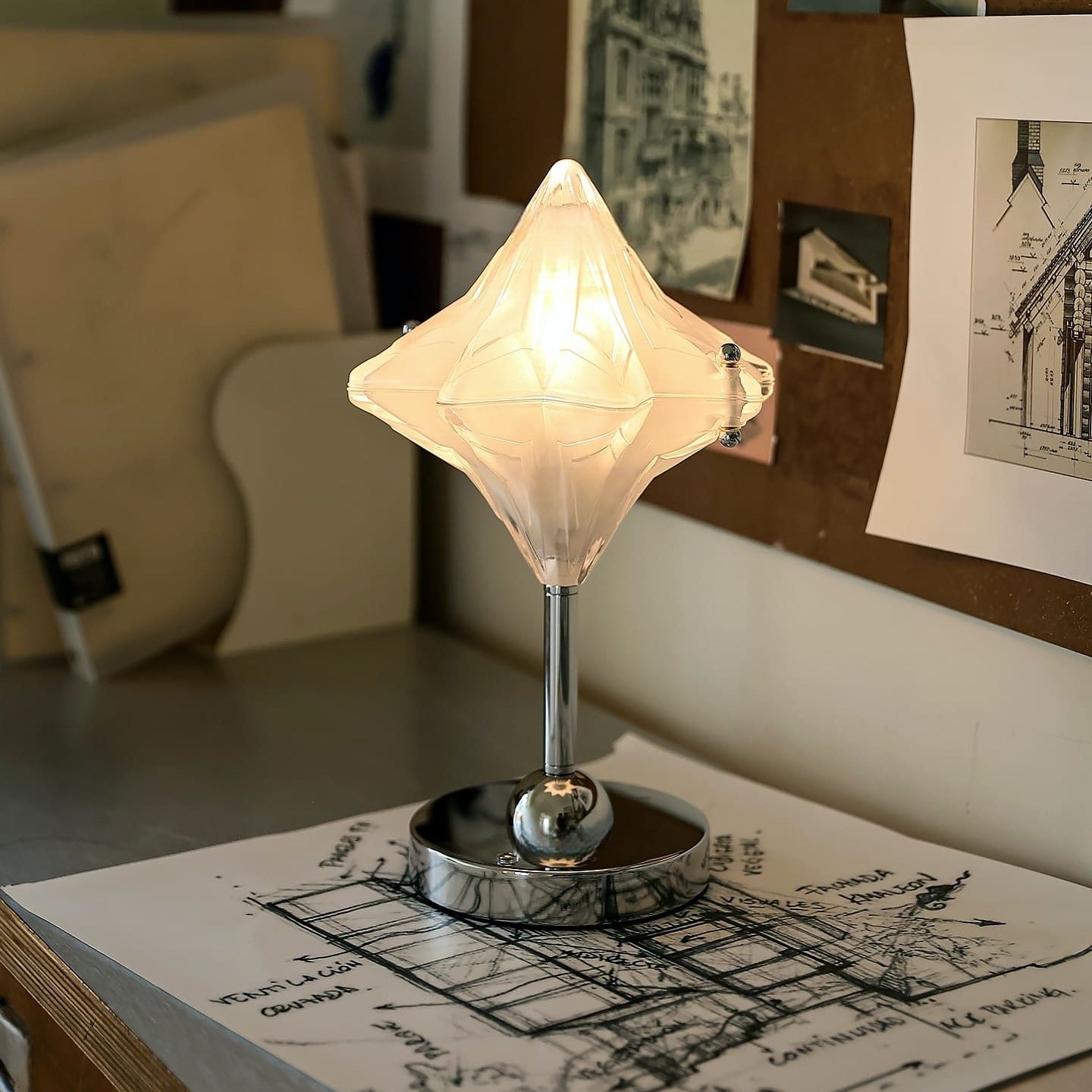 Sternförmige Tischlampe in einem modernen Wohnraum
