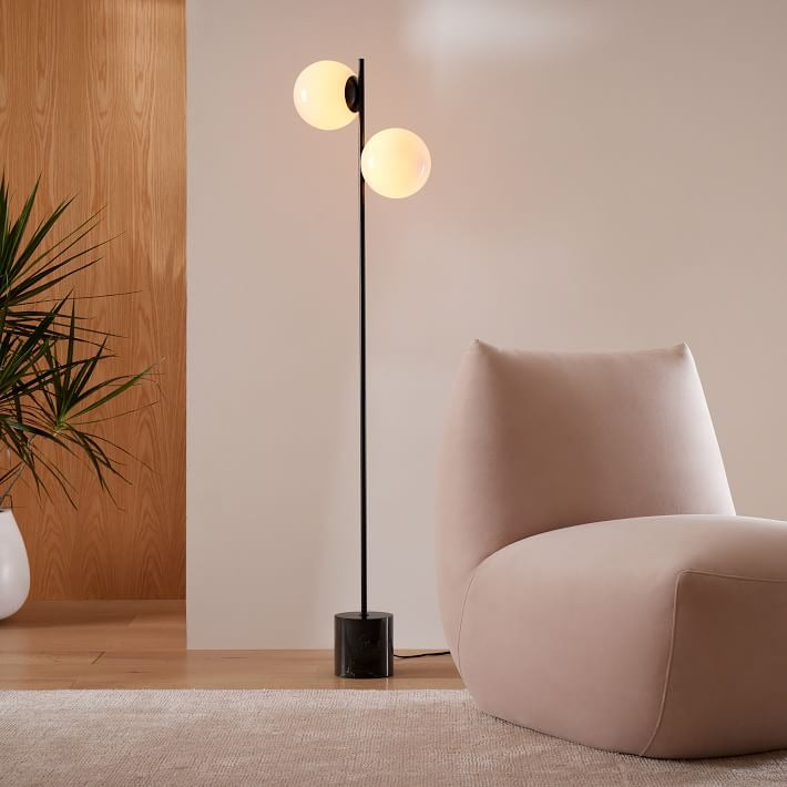 Stehleuchte mit elegantem Design und stabilem Standfuß