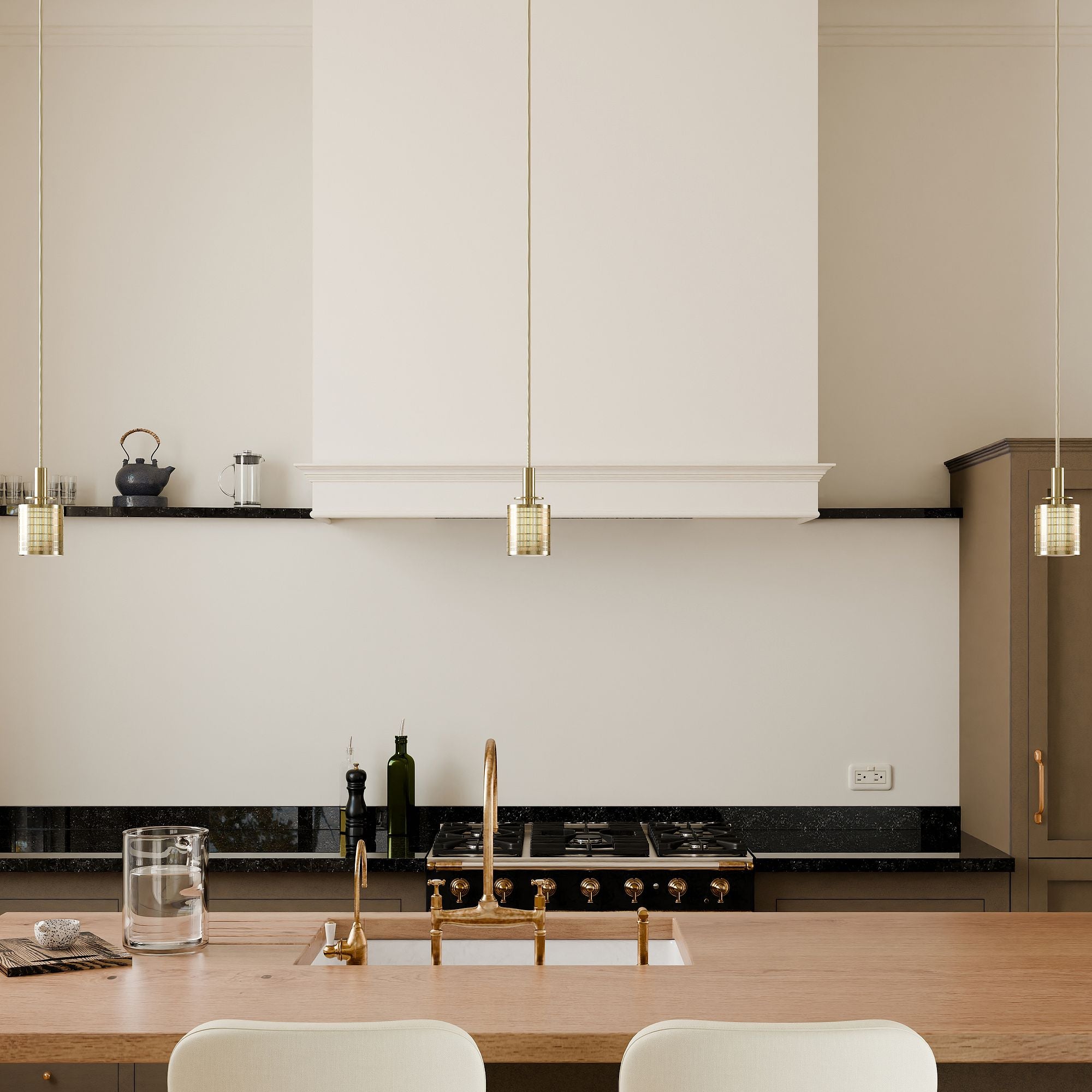 Nahaufnahme der Galvia Pendelleuchte mit perforiertem Schirm und Glasdiffusor