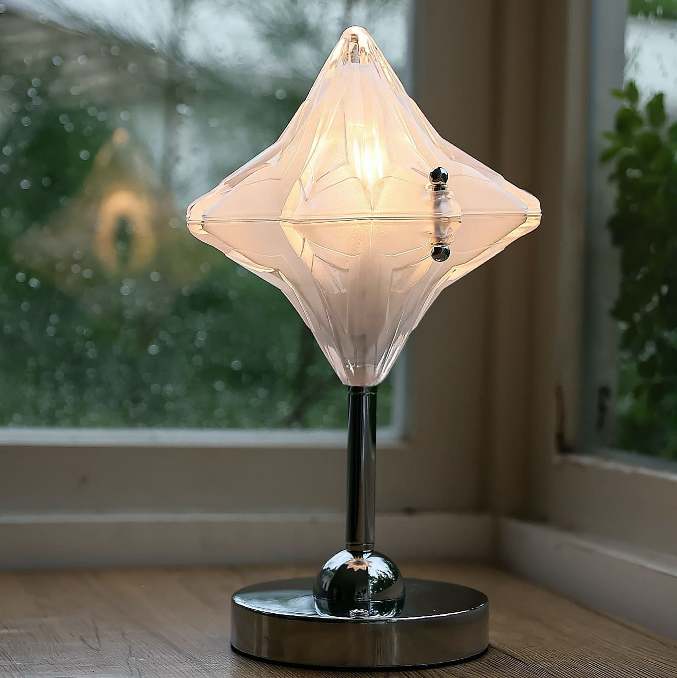 Tischlampe mit Sternenmuster und LED-Beleuchtung