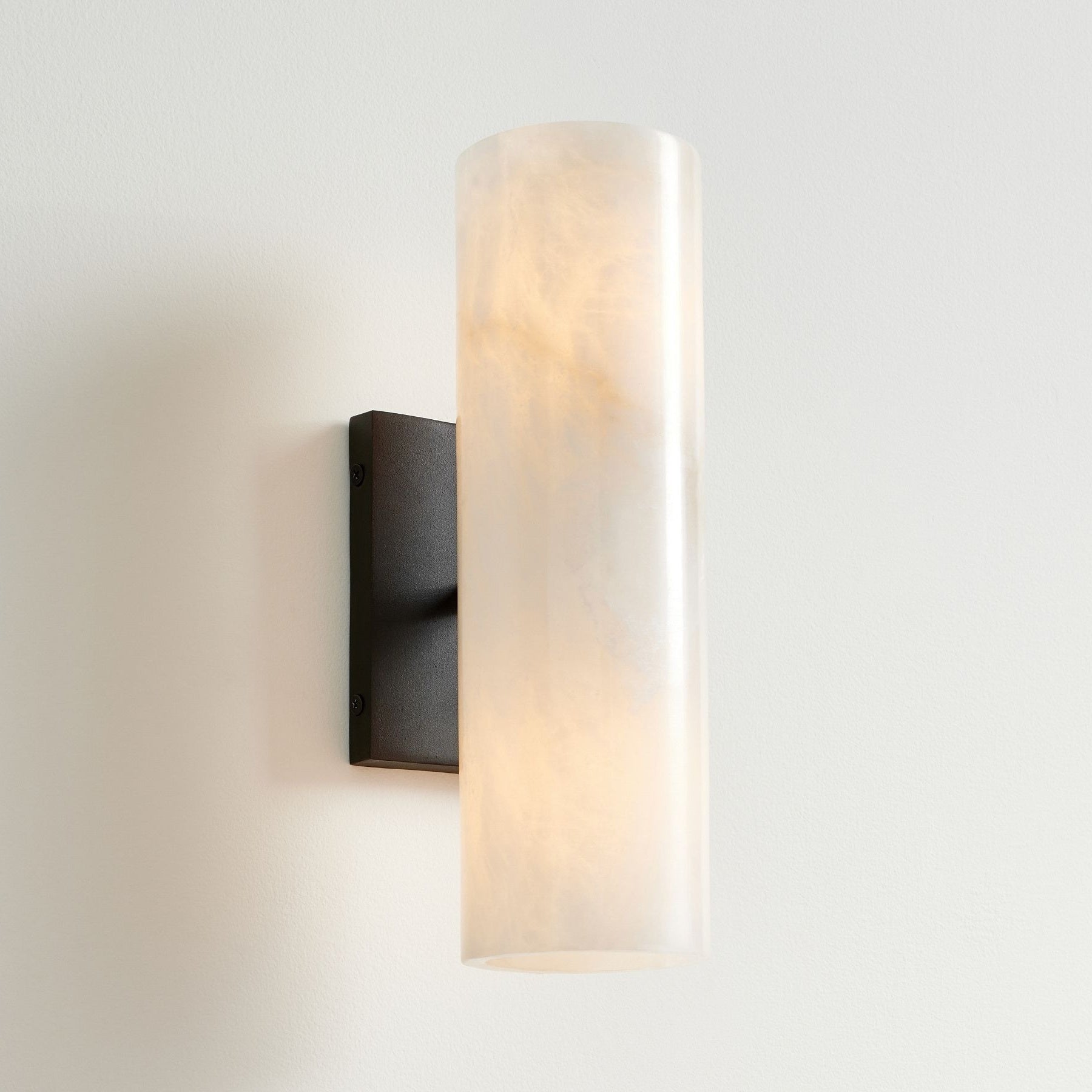 Wolvina Wandleuchte aus natürlichem Marmor mit glatten Metalldetails