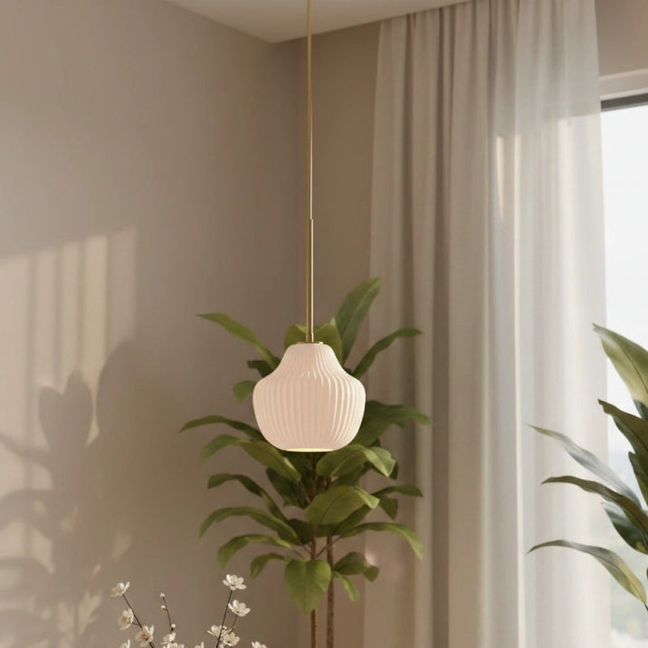 Moderne Pendelleuchte mit geriffeltem Glasschirm