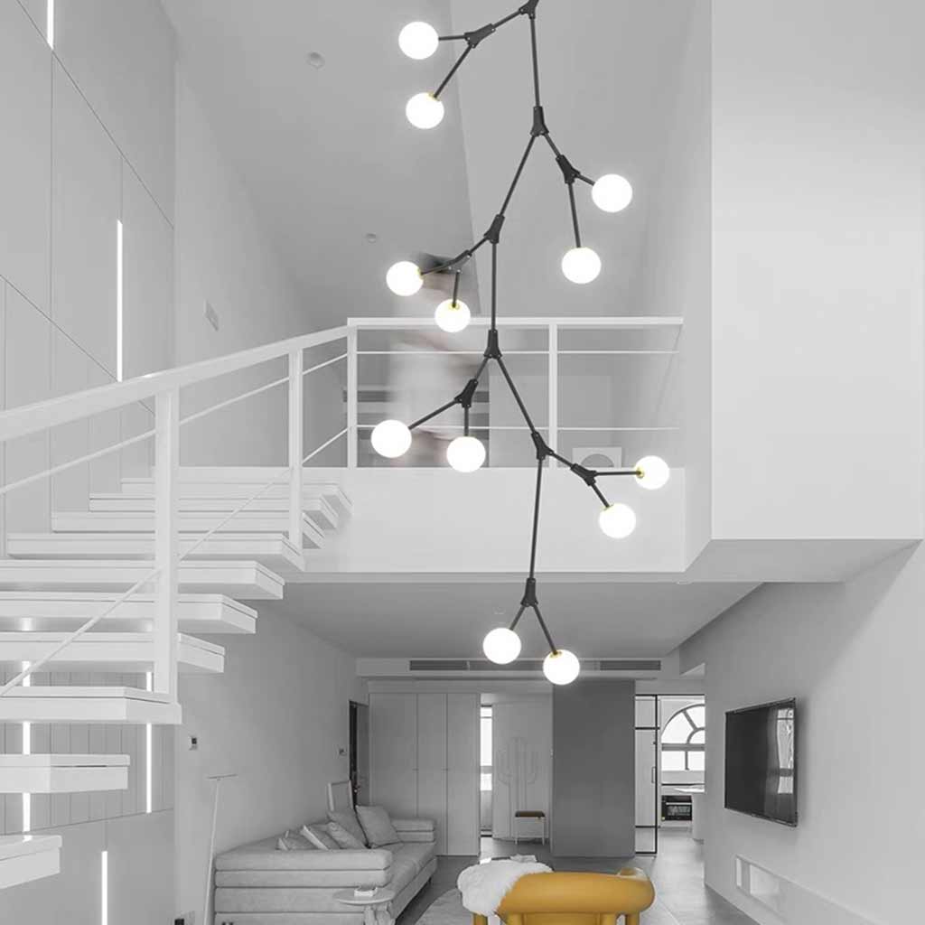 Branch Kronleuchter in einem modernen Wohnzimmer mit hoher Decke