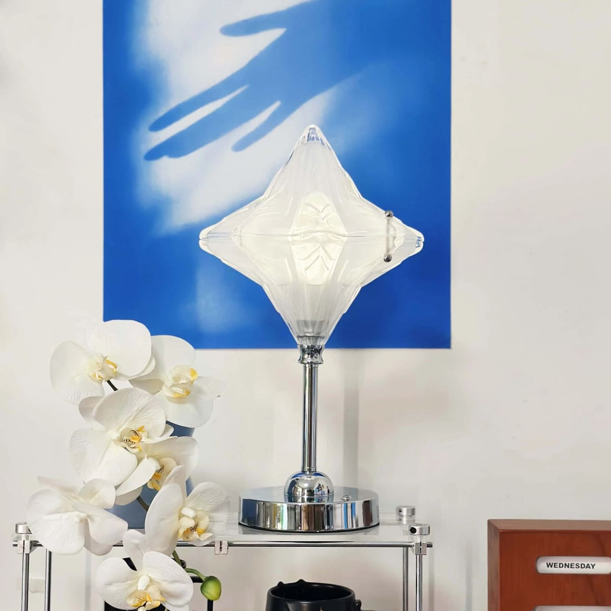 Tischlampe mit Metallfuß und Glasschirm