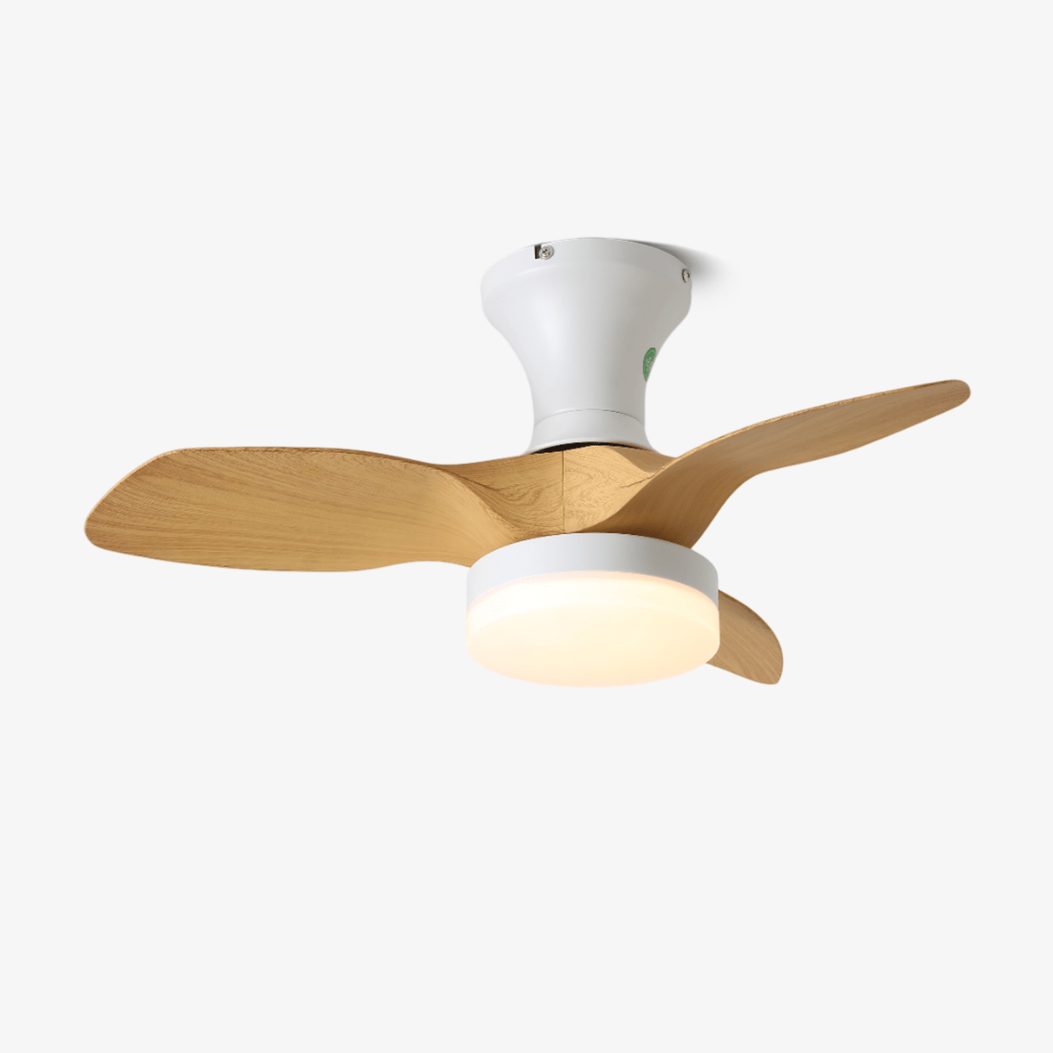 Nora Minimalistische Deckenventilatorleuchte aus weißem Holz in einem modernen Wohnzimmer.