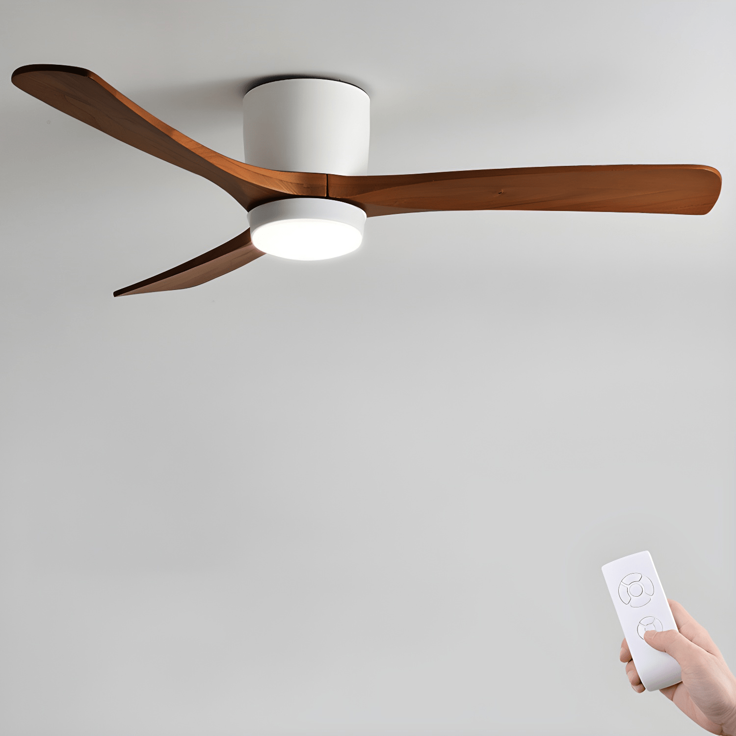 Ezra Nordische Deckenventilatorleuchte, Nahaufnahme von LED-Licht und Holzflügeln