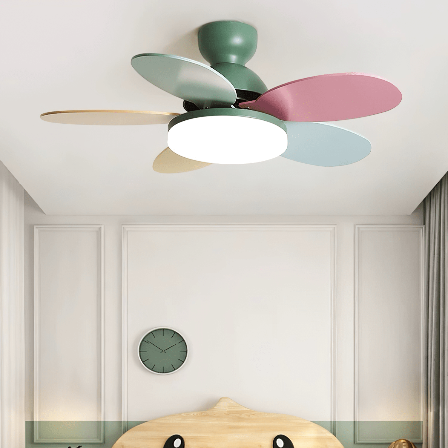 Liora Deckenventilator mit Beleuchtung für Kinderzimmer, demonstriert AC 110-240V Spannung
